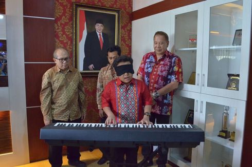 Anak Penjual Air Isi Ulang Ini Coba Pecahkan Rekor Dunia Main Piano dengan Mata Tertutup