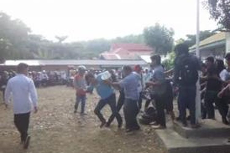 Tuntut transparansi pengelolaan dana kampus, mahasiswa dan dosen STAI DDI Polewali mandar terlibat bentrok di depan kantor rektorat.