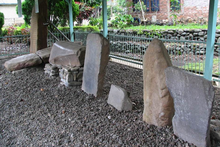 Kompleks prasasti peninggalan Raja Adityawarman