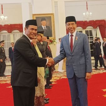 Presiden Joko Widodo saat memberikan selamat kepada Menteri Pertanian Amran Sulaiman yang baru saja dilantik di Istana Negara, Jakarta, Rabu (25/10/2023).