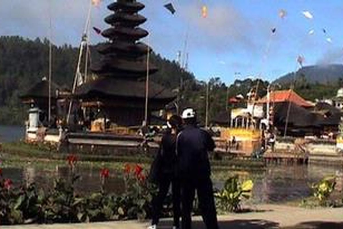 Pura Ulundanu yang letaknya di tengah danau Beratan dan dihimpit bukit-bukit yang indah ini mampu menjadi alternatif wisatawan yang ingin menghabiskan libur panjang akhir pekan di Bedugul, Bali.