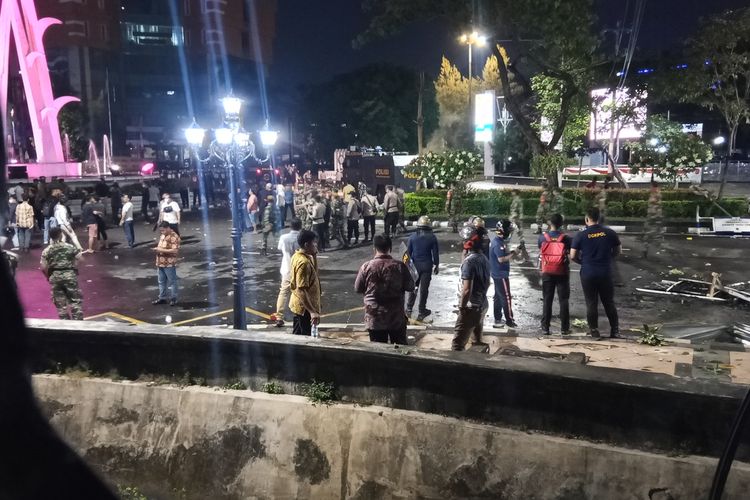 Kericuhan aksi demontrasi di Mapolda Jawa Tengah, merembet ke arah Universitas Diponegoro (Undip) Peleburan, pada Jumat (29/8/2025) malam. 