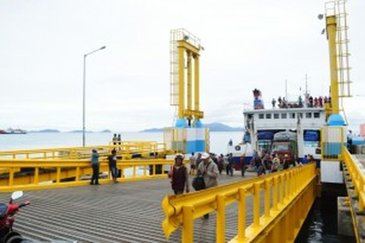 kapal fery yang tiba di pelabuhan Kolaka, dari pelabuhan Bajoe, Sulawesi Selatan.