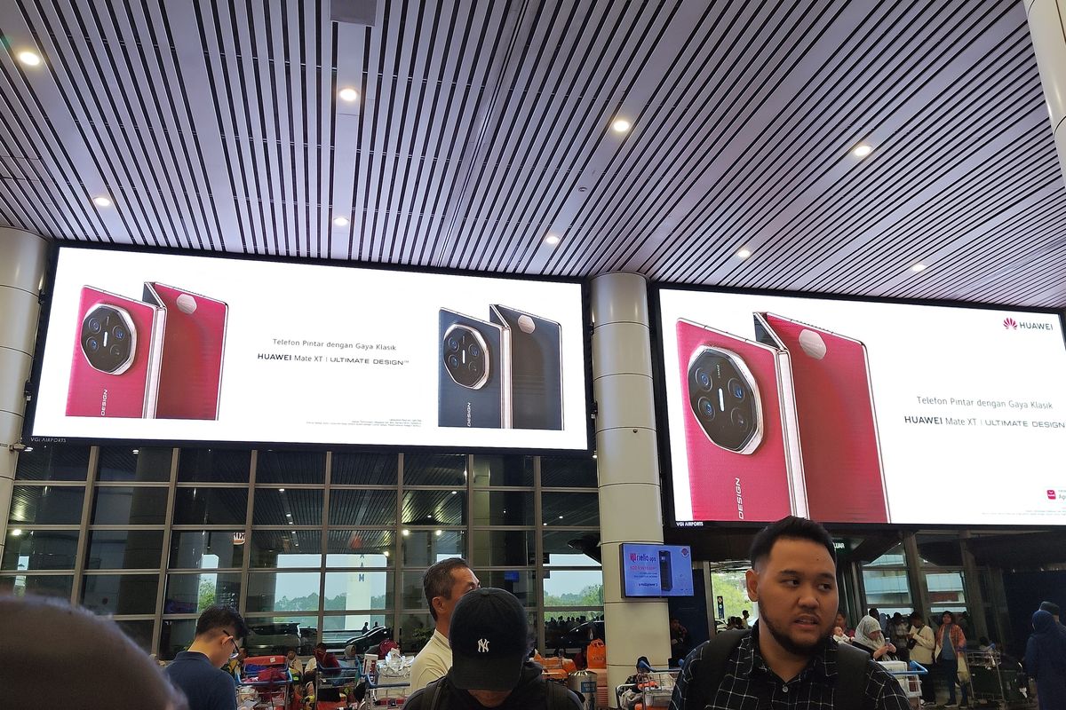 Penampakan ponsel lipat tiga Huawei Mate XT Ultimate di bandara Kuala Lumpur, Malaysia, Senin (17/2/2025).