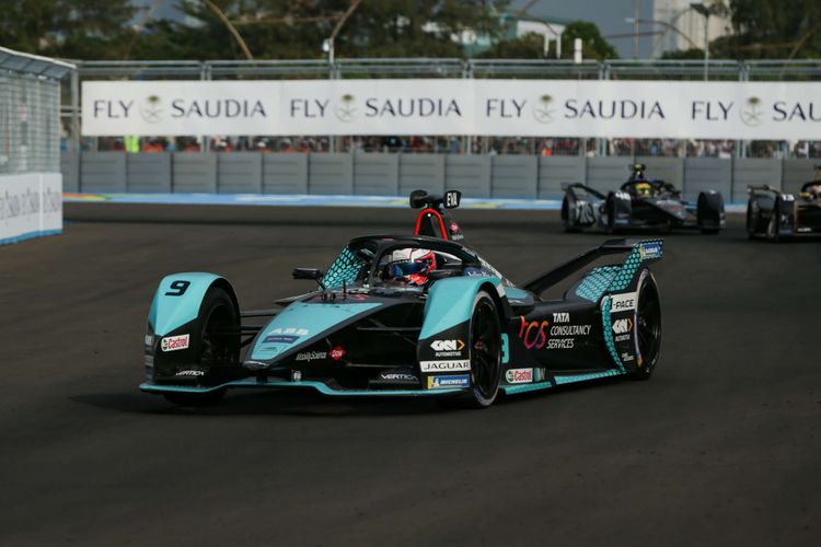 Pebalap Formula E  Tim Jaguar TCS Racing, Mitch Evans saat race di Jakarta International E-Prix Circuit (JIEC), Ancol, Jakarta, Sabtu (4/6/2022). Mitch Evan keluar sebagai juara Formula E Jakarta.