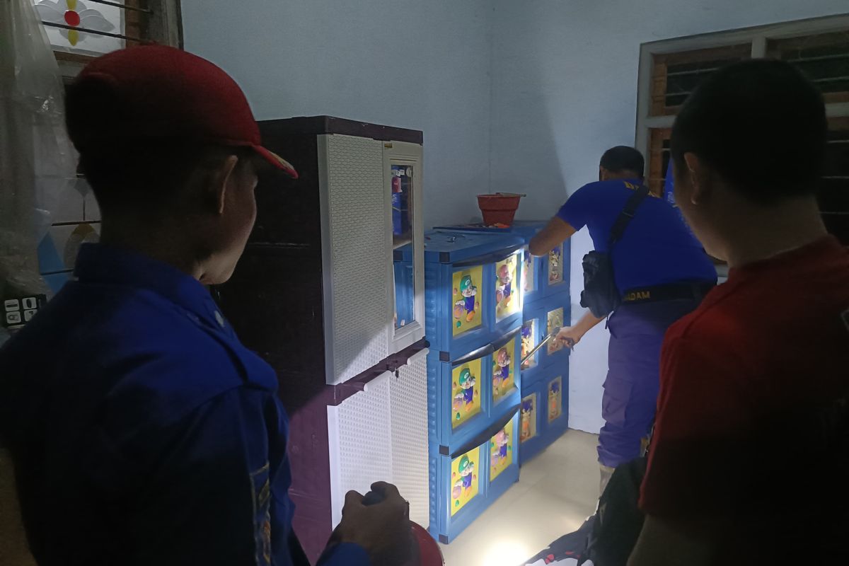 Proses Damkar Jember saat mengevakuasi ular king kobra sepanjang 1,5 meter