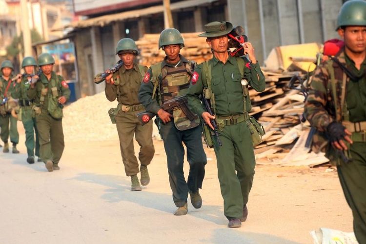 Tentara Myanmar melakukan patroli di Laukkai, Februari 2015.(Foto: Dokumentasi)