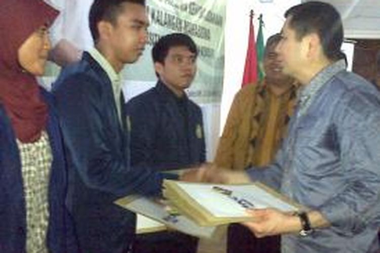 Harry Tanoesudibjo memberikan beasiswa kepada 10 orang mahasiswa berprestasi di Universitas Muhammadiyah Kendari.