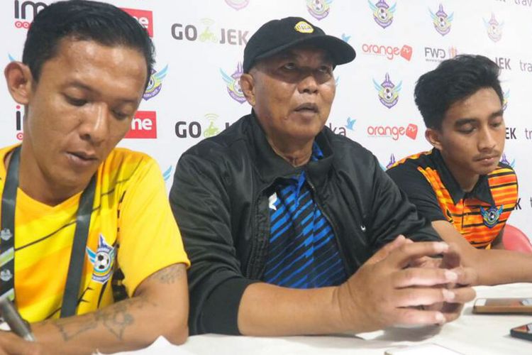 Pelatih Persegres Gresik United Hanafi (tengah) dan Fitra Ridwan, selepas pertandingan kontra Persiba Balikpapan.