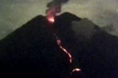 Gunung Semeru Luncurkan Lava Pijar, Warga di Lumajang Cemas