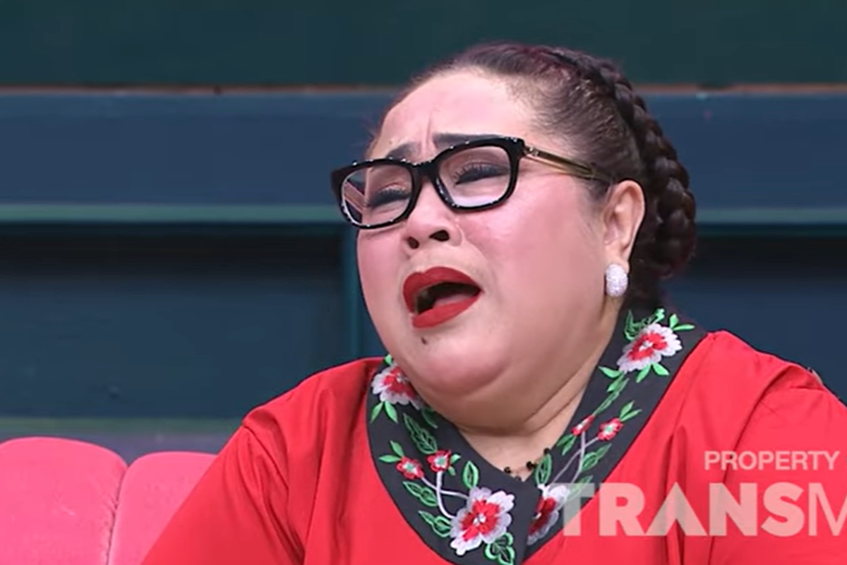 Nunung Srimulat menangis ungkap alasan tak bisa pensiun dan membiarkan keluarga besarnya menderita