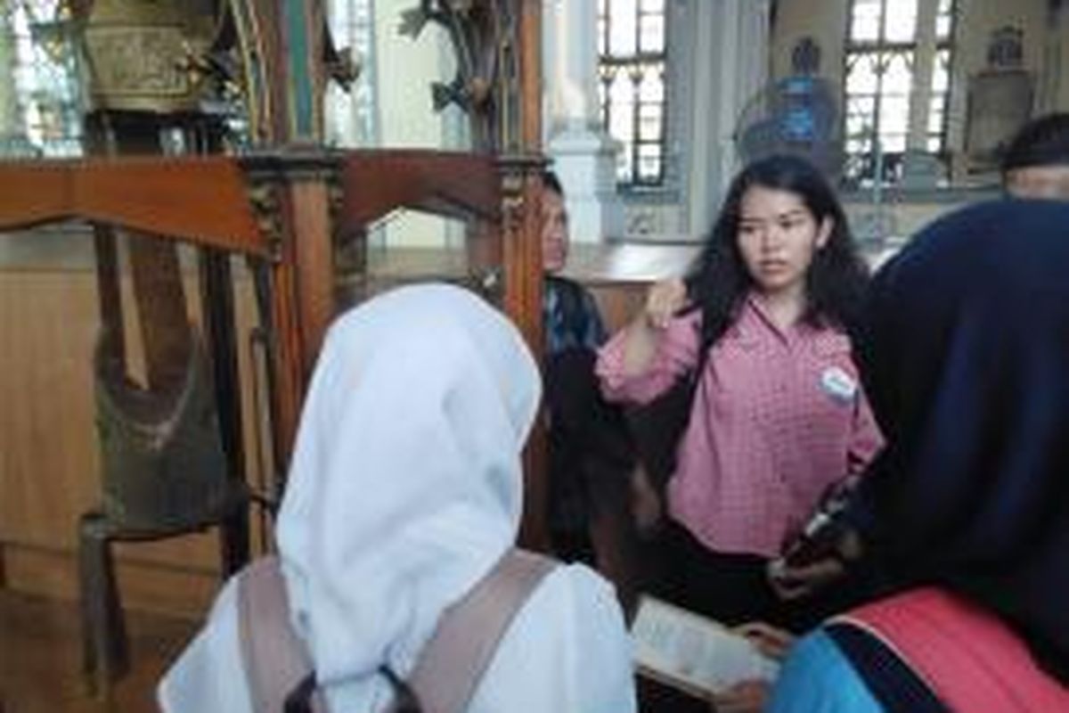 Peserta SabangMerauke mengunjungi sejumlah tempat ibadah seperti Gereja Katedral, Jakarta Pusat, Rabu (12/8/2015).