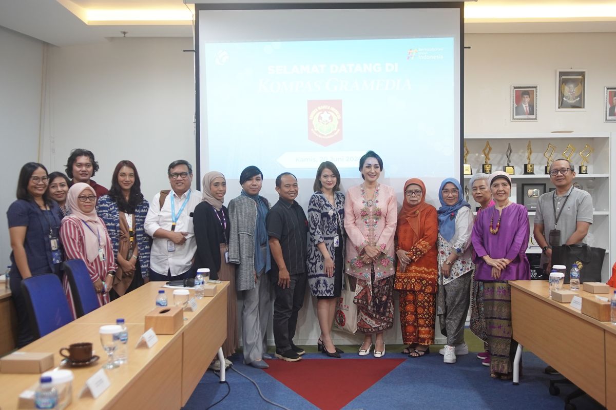 Pengurus Kowani saat melakukan kunjungan ke KG Media pada Kamis, 20 Juni 2024 guna membahas kerja sama penyelenggaraan Hari Kebaya Nasional 2024.
