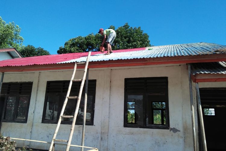 Foto : Melkianus Inosensius Darung, seorang siswa Sekolah Menengah Atas (SMA) di Peot, Kelurahan Peot, Kecamatan Borong, Kabuaten Manggarai Timur, NTT, saat kerja proyek di salah satu sekolah, Sabtu (22 /8/2020).