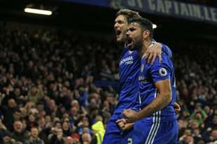 Dua pemain Chelsea, Diego Costa (kanan) dan Marcos Alonso, merayakan gol ke gawang Stoke City dalam lanjutan Premier League, di Stadion Stamford Bridge, Sabtu (31/12/2016).