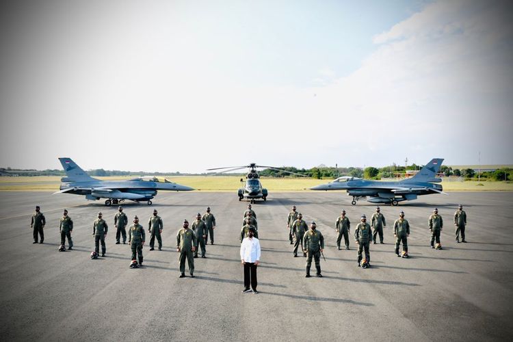 Presiden Joko Widodo berfoto bersama penerbang Garuda Flight dan Nusantara Flight di Pangkalan TNI AU Iswahjudi, Magetan, Jawa Timur, Kamis (19/8/2021).