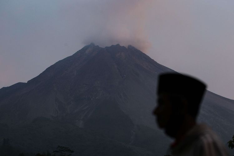 Komunitas warga ikut memantau perkembangan aktivitas Gunung Merapi dari Pos Pengamatan Gunungapi Merapi Babadan, Desa Krinjing, Kecamatan Dukun, Kabupaten Magelang, Jawa Tengah, Senin (16/11/2020). Sejak status Gunung Merapi ditingkatkan dari Waspada (Level II) menjadi Siaga (Level III), Kamis (5/11/2020), sebanyak 1.831 jiwa yang tinggal di lereng Gunung Merapi mengungsi.