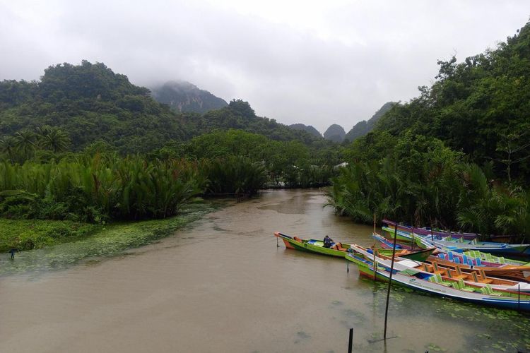 Rammang-rammang merupakan wisata alam karst di Kabupaten Maros, Sulawesi Selatan