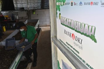 Ma'ruf Amin Resmikan Bank Wakaf Mikro di Ponpes Pondok Karya Pembangunan