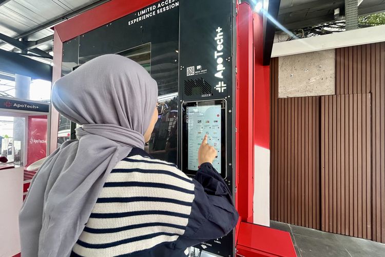 Pengalaman mencoba vending machine obat-obatan dari Apotech+ di M Bloc Space, Jakarta Selatan, Sabtu (7/2/2026).