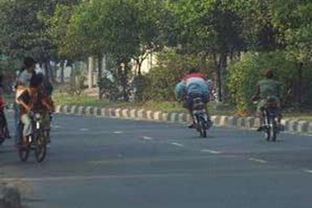 Kaum remaja banyak yang terlibat dalam aksi kebut-kebutan dengan sepeda motor atau balapan di jalan umum. Mereka tanpa menghiraukan keselamatan diri dan orang lain, memacu kendaraan dengan kecepatan tinggi.