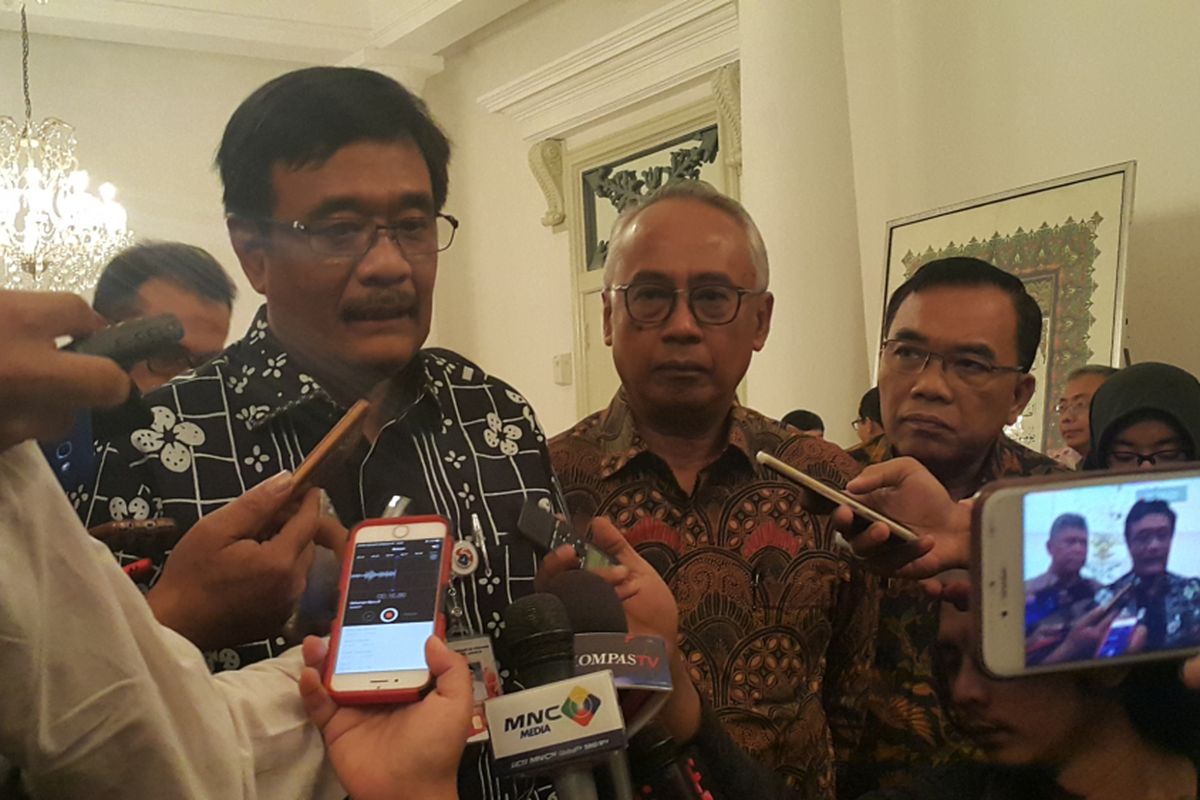 Gubernur DKI Jakarta Djarot Saiful Hidayat dan Direktur Utama PT Pembangunan Jaya Ancol Paul Tehusijarana di Balai Kota DKI Jakarta, Jumat (22/9/2017).