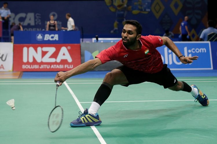 Pemain tunggal putra India, Prannoy Haseena Sunil Kumar bertanding melawan pemain tunggal putra China, Chen Long pada pertandingan perempat final BCA Indonesia Open Super Series Premier 2017 di Plenary Hall, Jakarta Convention Center, Jumat (16/6/2017). Prannoy melaju ke semifinal setelah menang dengan skor 21-18, 16-21, dan 21-19.