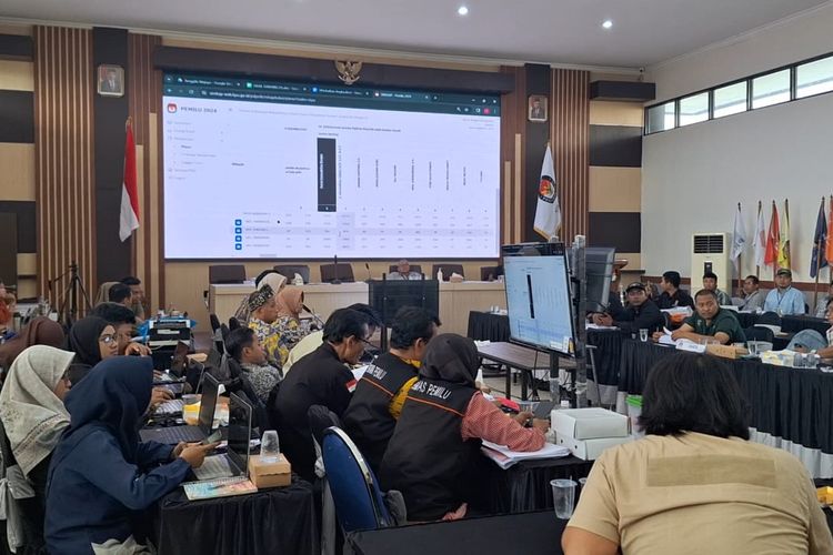 Rapat pleno rekapitulasi di KPU Surabaya, Selasa (5/3/2024).