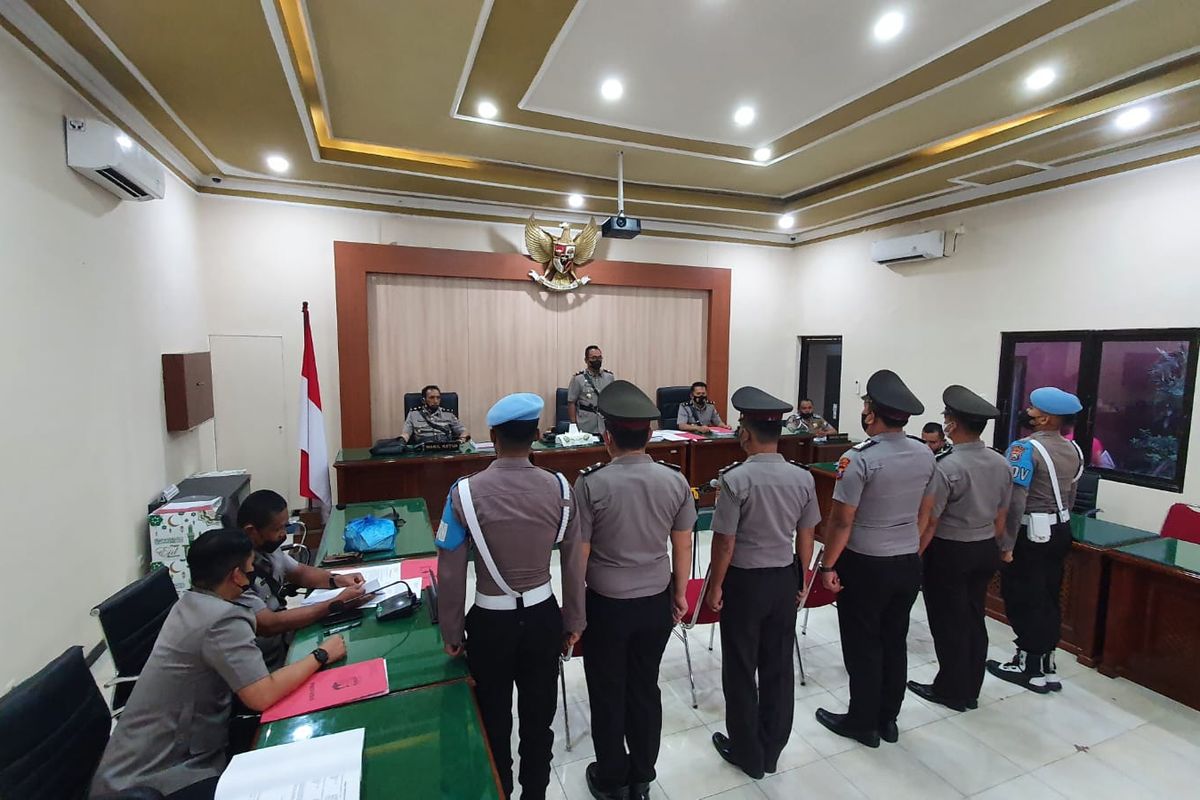 Sebanyak empat anggota Polres Sumenep saat menjalani sidang kote Etik atas penembakan Herman yang diduga begal. 