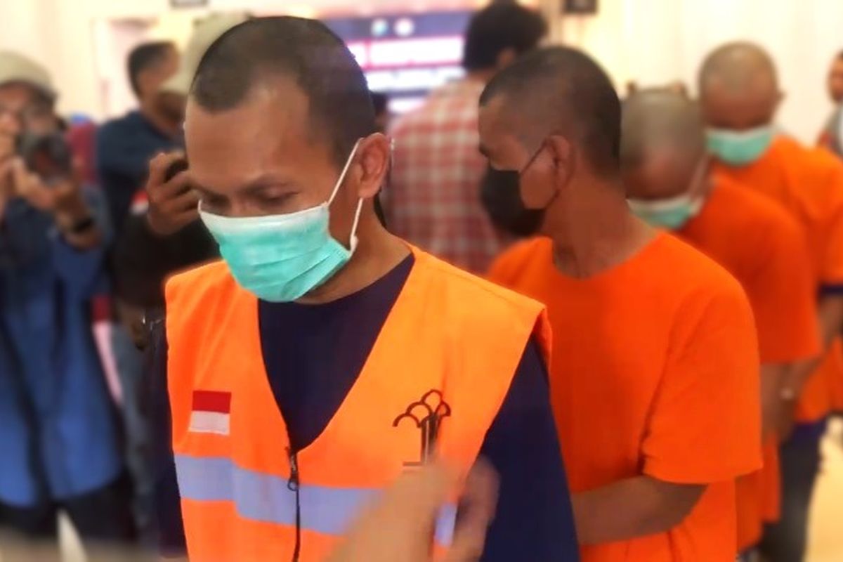 SR (51) warga Kecamatan Ngrayun, Kabupaten Ponorogo, pelaku tindak asusila anak di bawah umur. Ia membujuk korban dengan iming iming uang untuk melancarkan aksinya.