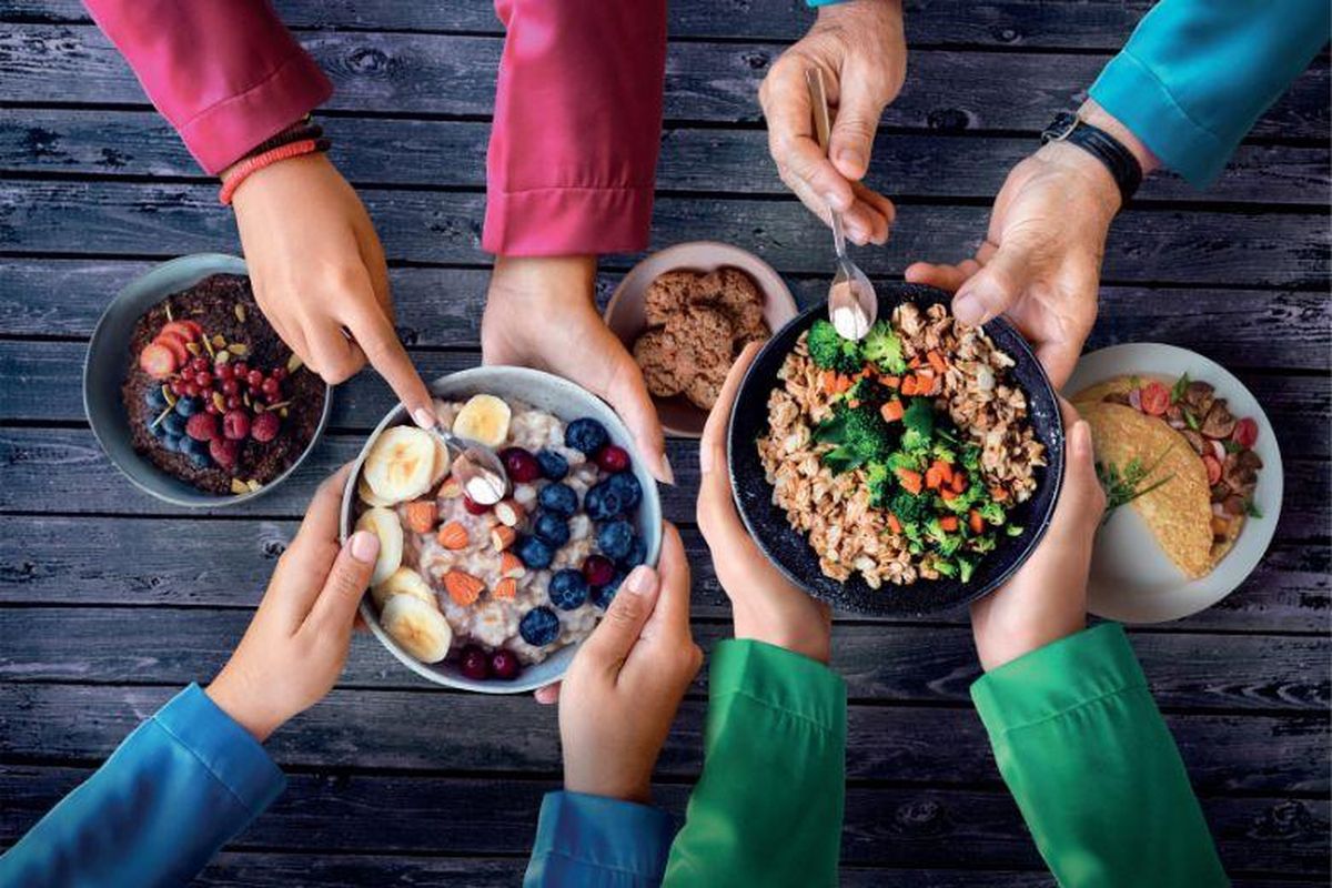 Mencukupi konsumsi serat saat puasa dengan oatmeal. 