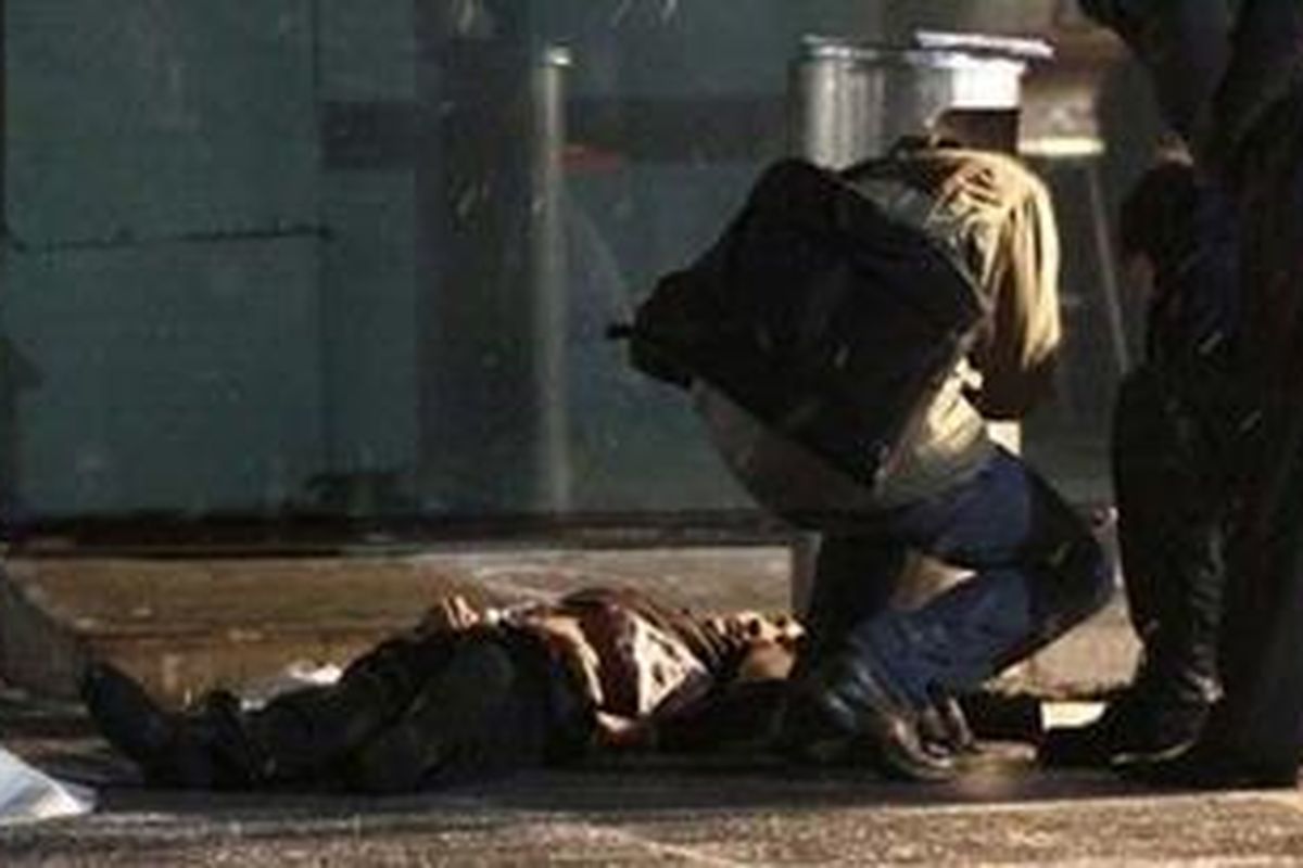 Penyelidik bekerja dekat jenazah korban ledakan bom di bandar udara Domodedovo, Moskwa 24 Januari 2011. 