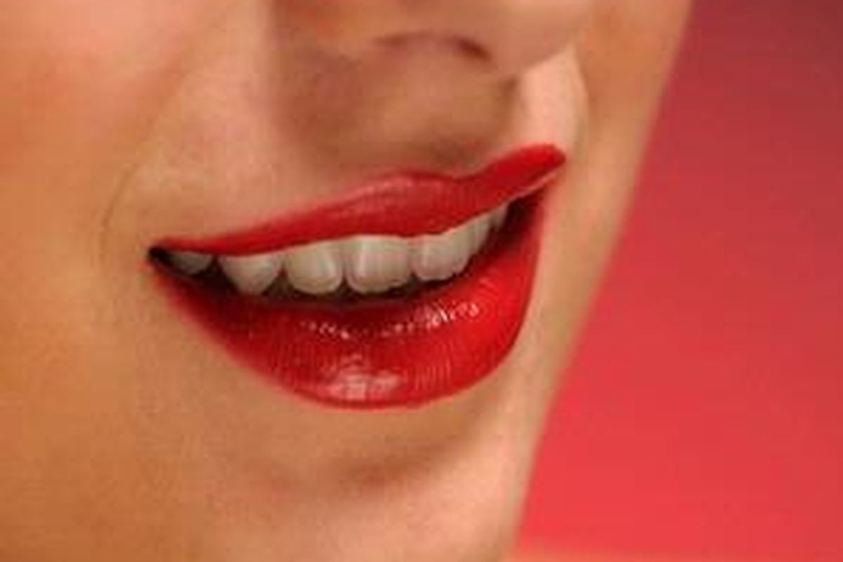 Putih kan gigi saya..Ini berkat gel pemutih lho.