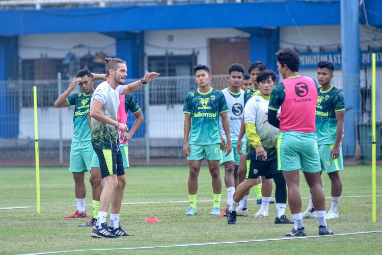 Asisten pelatih Persib Manuel Cascallana memberikan instruksi kepada pemainnya dalam latihan rutin yang digelar di Stadion Persib, Sidolig, Bandung.