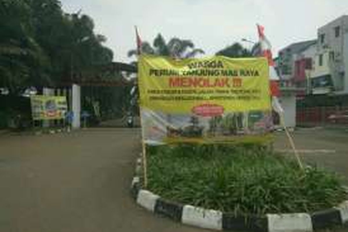Penolakan warga Perumahan Tanjung Mas Raya terhadap pembangunan superblok di sebelah perumahan mereka.