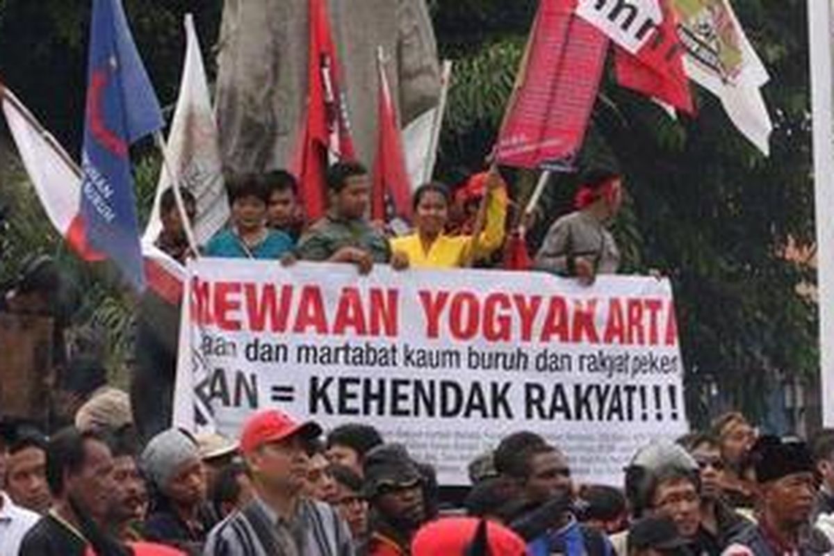 Warga DI Yogyakarta dari berbagai elemen mengikuti Sidang Rakyat di DPRD Provinsi Yogyakarta, Senin (13/12/2010). Ribuan warga mengikuti Sidang Rakyat untuk menuntut penetapan Gubernur dan Wakil Gubernur yang sedang dibahas oleh DPRD Provinsi DI Yogyakarta. 