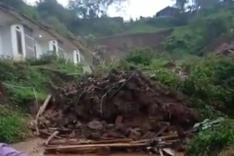 Longsor menimbun 14 rumah di Cimanggung, Sumedang, Jawa Barat, Sabtu (9/1/2021). Ada 12 jiwa yang diduga tertimbun material longsor. 