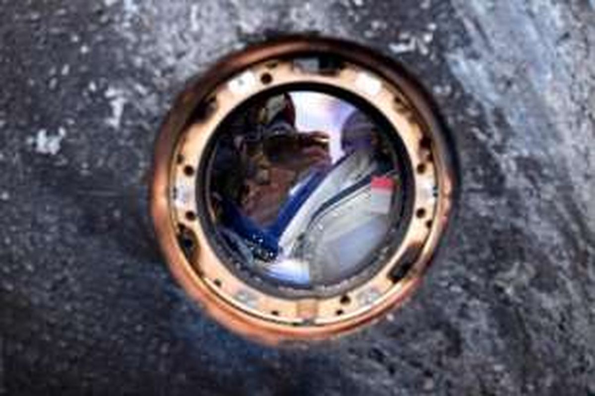 Kru Stasiun Luar Angkasa Internasional (ISS) Mikhail Kornienko dari Rusia, tampak dari dalam kapsul Soyuz TMA-18M, setelah mendarat di dekat kota Dzhezkazgan, Kazakhstan, 2 Maret 2016. Astronot Scott Kelly dan kosmonot Mikhail Kornienko kembali ke Bumi setelah hampir satu tahun di ruang angkasa.