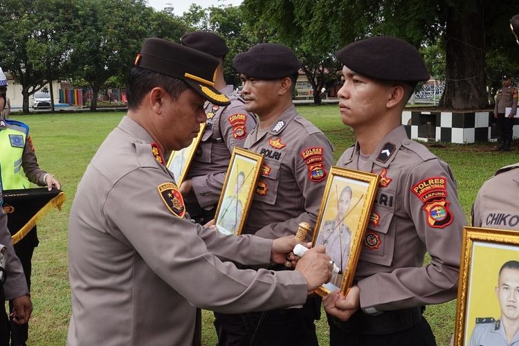 Upacara PTDH di Mapolres Lampung Tengah, Senin (8/1/2023).
