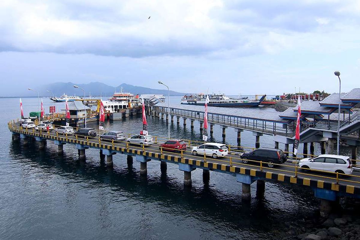 Kendaraan yang akan menyeberang ke Bali menunggu antrean masuk ke kapal  di Pelabuhan Ketapang, Banyuwangi, Jawa Timur, Selasa (24/12/2019). Data ASDP Ketapang menunjukkan, pada arus mudik masa libur Natal dan Tahun Baru 2020 di Pelabuhan Ketapang menuju Bali terhitung dari 23 Desember pukul 08.00 Wib hingga 24 Desember pukul 08.00 mencapai 42.063 penumpang atau meningkat 26 persen dibandingkan 2018 lalu.