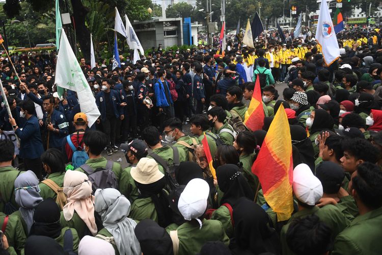 Sejumlah mahasiswa menggelar aksi unjuk rasa 21 April di kawasan Patung Kuda, Jakarta, Kamis (21/4/2022). Aksi tersebut diikuti oleh ribuan mahasiswa dari berbagai perguruan tinggi untuk memprotes pemerintah.