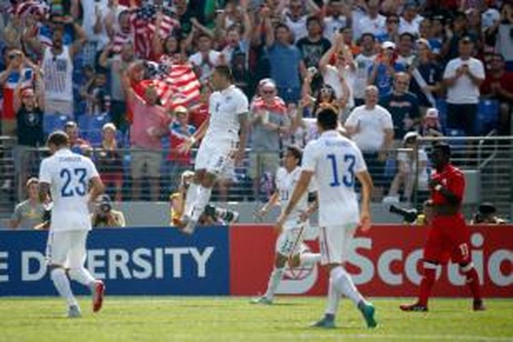 Striker Amerika Serikat, Clint Dempsey (8), merayakan golnya ke gawang Kuba pada perempat final Piala Emas, Sabtu waktu setempat atau Minggu (19/7/2015) dini hari WIB. 