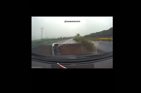 Viral, Video Detik-detik Mobil Terjatuh di Patahan Jembatan China akibat Banjir Bandang