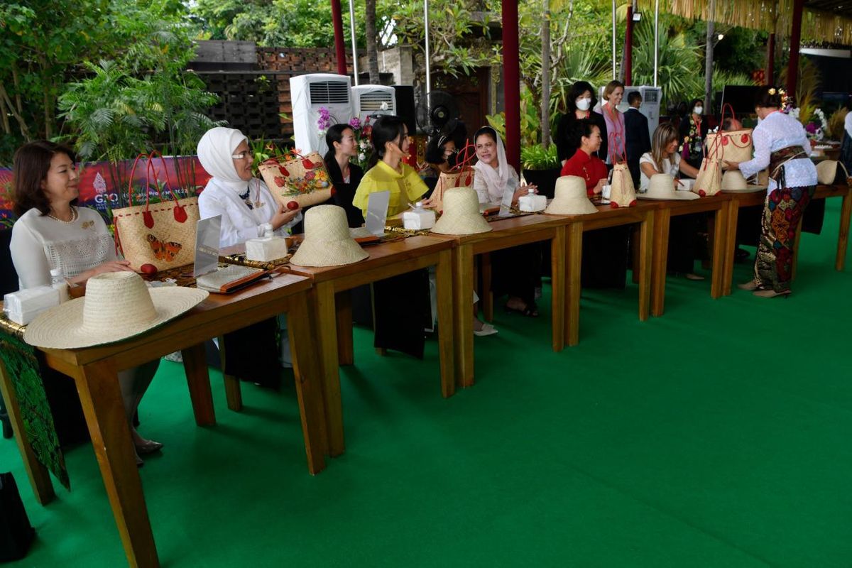 Pendamping Kepala Negara Konferensi Tingkat Tinggi (KTT) G20 mengikuti workshop kerajinan tangan dalam agenda Spouse Program pada rangkaian KTT G20 Indonesia di Sofitel Bali Nusa Dua Beach Resort.