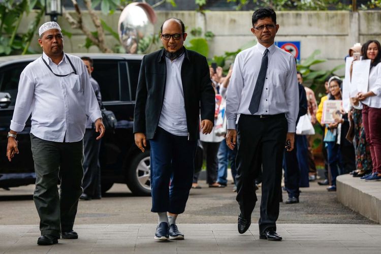 Penyidik KPK Novel Baswedan (tengah) didampingi oleh Wakil Ketua KPK Laode Muhammad Syarif (kanan), tiba di gedung KPK, Jakarta, Kamis (22/2/2018). Novel kembali ke Indonesia setelah sepuluh bulan menjalani operasi dan perawatan mata di Singapura akibat penyerangan air keras terhadap dirinya.