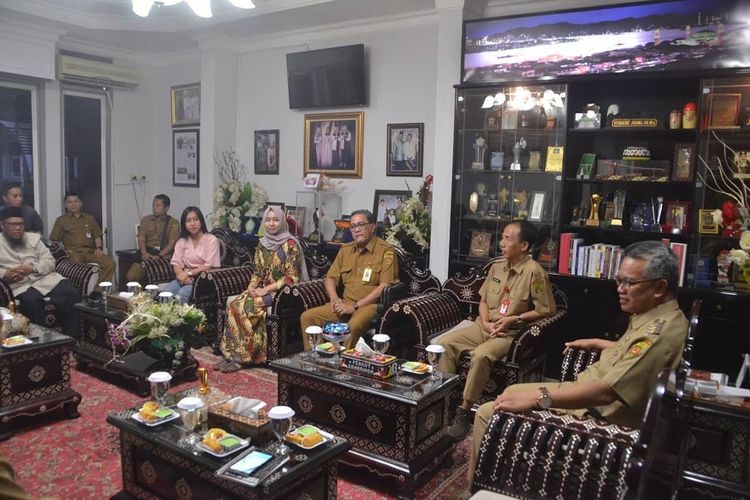 Silahturahmi lima mahasiswa asal Samarinda dan Wali Kota Samarinda Syaharie Jaang di ruang VIP Rumah Jabatan Walikota, Jalan S  Parman, Senin (17/2/2020).