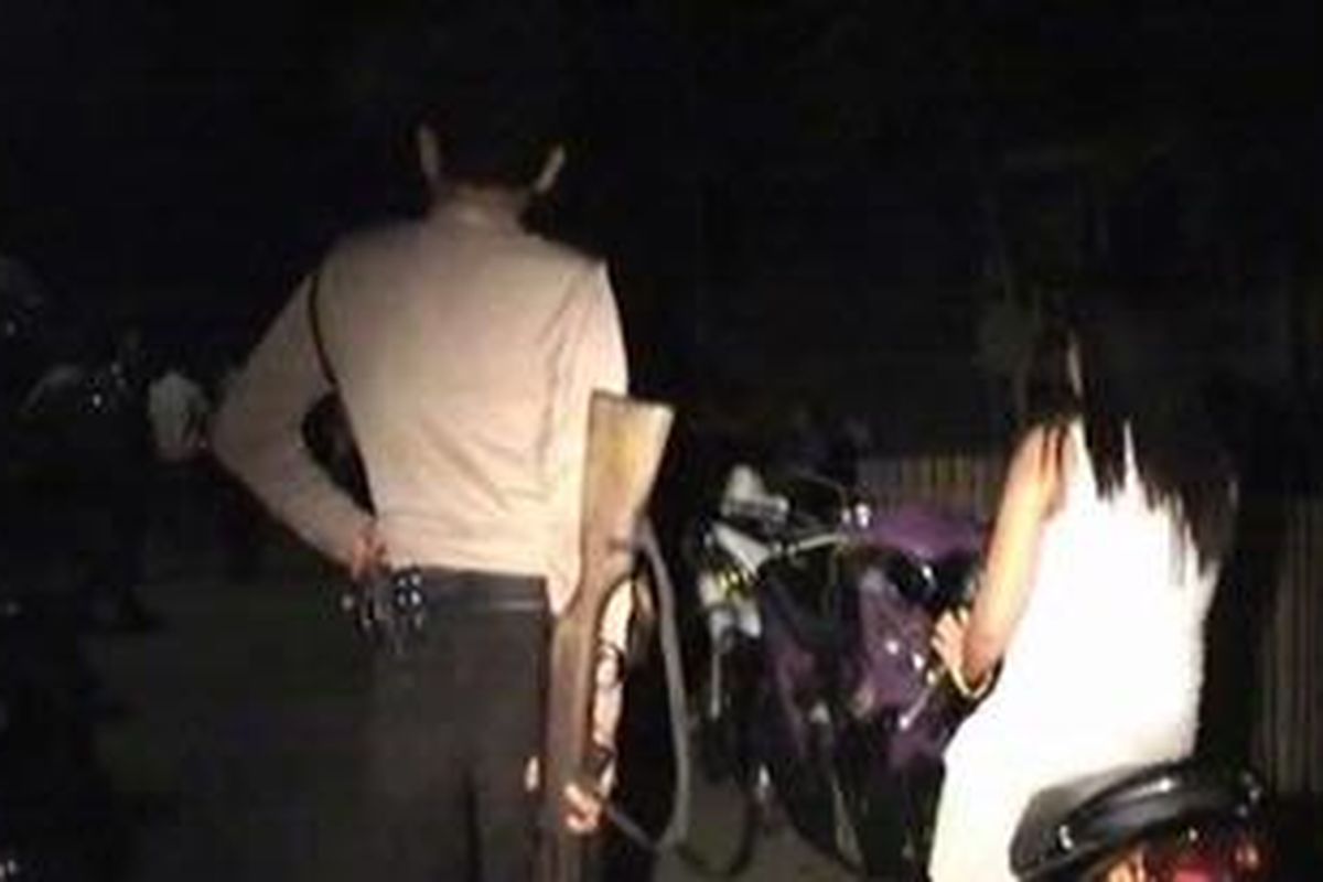 Aparat kepolisian di Kabupaten Bone Sulawesi Selatan tiba di lokasi setelah dua kaka beradik terlibat adu jotos dan memnuat keributan saat sedang berpesta miras, Sabtu (3/11/2012).