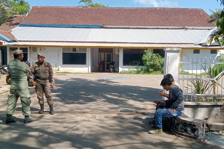 Tampak pintu masuk Dinas PUPR dikawal aparat saat penggeledahan oleh KPK, Rabu (30/8/2023).