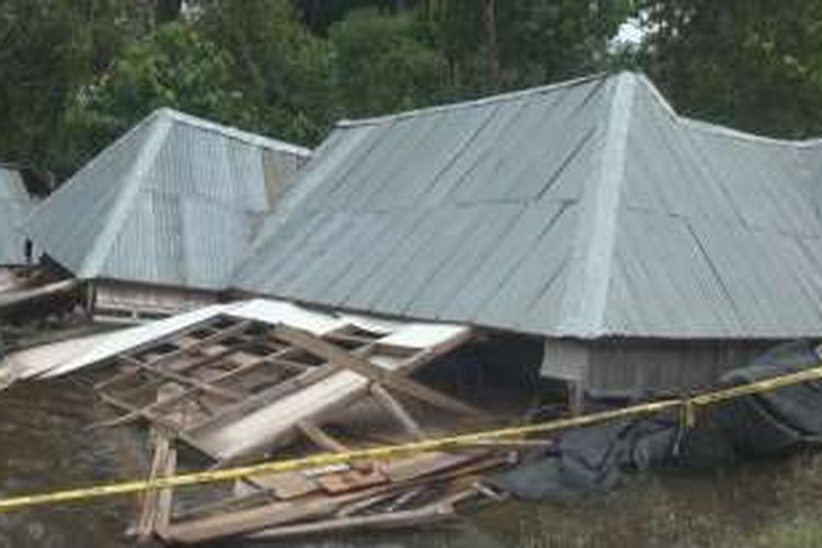 3 dari 17 rumah di Kecamatan Pemulutan Selatan Ogan Ilir yang roboh akibat dihantam angin puting beliung di pasang garis polisi agar tidak dimasuki warga