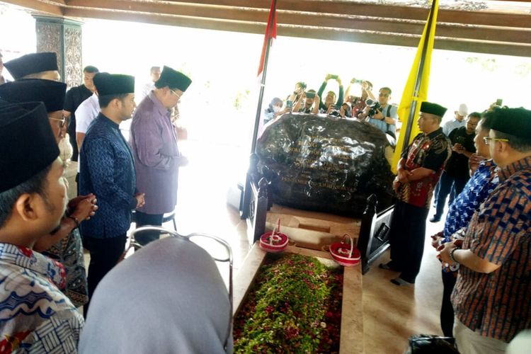 Presiden Keenam Susilo Bambang Yudhoyono berziarah ke Makam Presiden Soekarno di Kota Blitar, Jumat (8/12/2023)